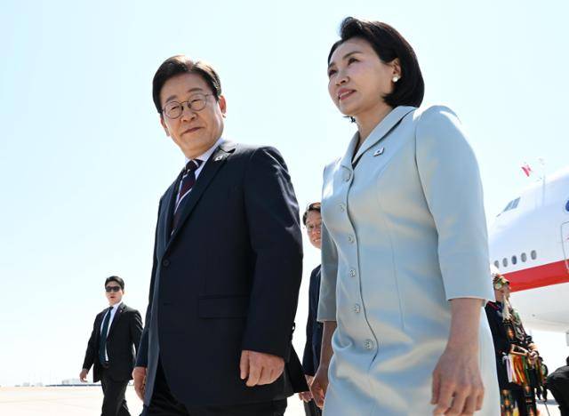 이재명 대통령 부인 김혜경 여사가 16일 G7 정상회의 참석을 위해 캐나다 캘거리공항에 도착해 차량으로 이동하고 있다. 캘거리=왕태석 선임기자