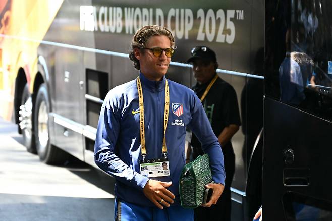 <yonhap photo-1377=""> Atletico Madrid's Spanish midfielder #14 Marcos Llorente arrives ahead of the Club World Cup 2025 Group B football match between France's Paris Saint-Germain and Spain's Atletico de Madrid at the Rose Bowl stadium in Los Angeles on June 15, 2025. (Photo by Patrick T. Fallon / AFP)/2025-06-16 05:45:15/ <저작권자 ⓒ 1980-2025 ㈜연합뉴스. 무단 전재 재배포 금지, AI 학습 및 활용 금지></yonhap>