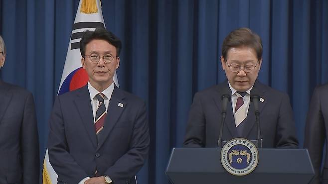 이재명 대통령과 김민석 국무총리 후보자(왼쪽)