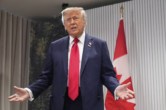 도널드 트럼프 대통령이 16일(현지시간) 캐나다 카나나스키스에서 열린 G7 정상회의 계기에 열리 마크 카니 캐나다 총리와 회담 중 발언하고 있다. AP=연합뉴스
