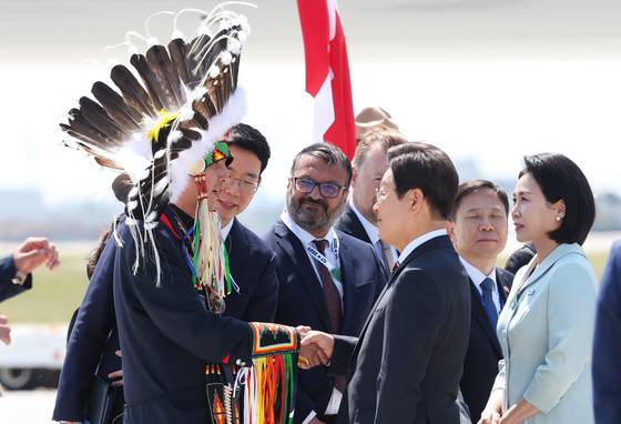 51차 주요 7개국(G7) 정상회의 참석하는 이재명 대통령이 16일(현지시간) 캐나다 앨버타주 캘거리국제공항에 도착해 캘거리 인근 캐나다 원주민 공동체 대표자와 인사하고 있다. 대통령실사진기자단