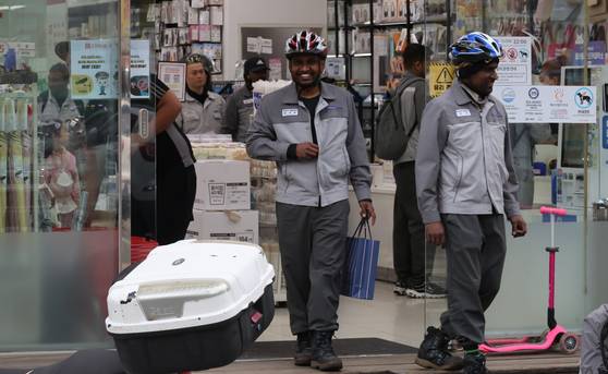지난 5일 경남 거제시 장평동 다이소 매장에서 일과를 마친 삼성중공업 조선소 외국인 근로자들이 줄을 서 있다. 값싼 생필품과 해외 본국에 있는 가족에게 보낼 물품을 사기 위해서다. 송봉근 기자