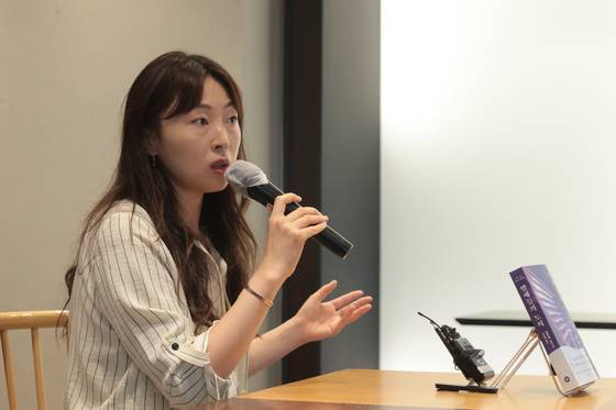 톨스토이 문학상 수상자인 김주혜 작가가 17일 서울 나인트리 바이 파르나스 서울 인사동에서 기자간담회를 하고 있다. 그는 두번째 소설『밤새들의 도시』를 출간했다. 연합뉴스