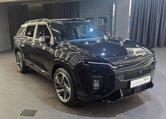 17일 경기 평택시 KG모빌리티 본사에서 공개된 액티언 하이브리드 모델. 6월 19일 사전계약이 시작된다. 이수정 기자