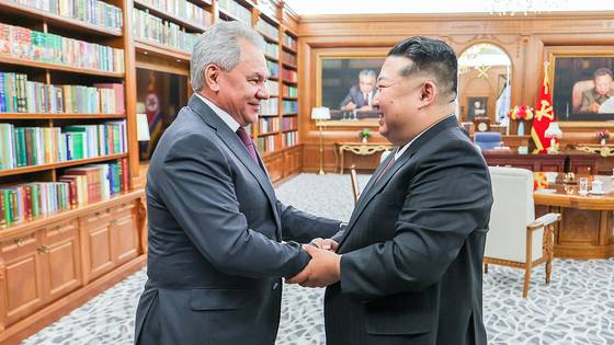 김정은 북한 국무위원장이 지난 4일 블라디미르 푸틴 러시아 대통령의 위임으로 북한을 방문한 세르게이 쇼이구 러시아 안전이사회 서기장을 만나는 모습. 조선중앙통신, 연합뉴스