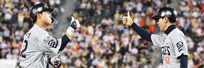 < ‘엄지척’ 이글스 > 지난달 28일 서울 잠실야구장에서 열린 2025 프로야구 한화 이글스와 LG 트윈스의 경기. 연장 11회초 투런포를 날리고 그라운드를 돌고 있는 한화 채은성(왼쪽)을 향해 김재걸 3루 코치가 엄지를 세워보이고 있다. 연합뉴스