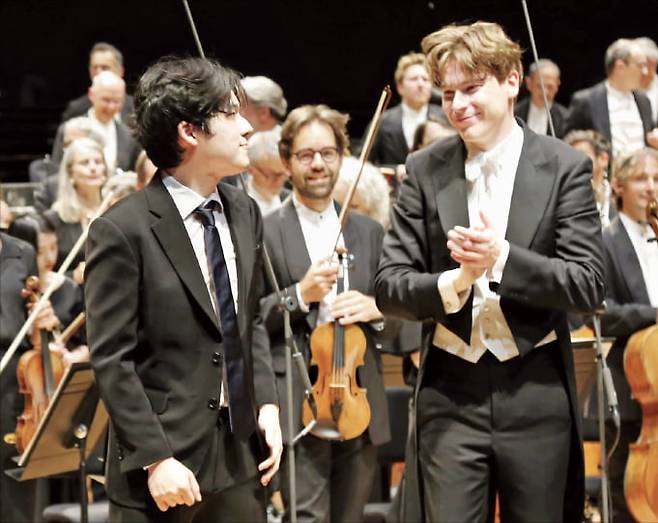 피아니스트 임윤찬(왼쪽)과 지휘자 클라우스 메켈레가 지난 5일 프랑스 파리 공연 직후 인사하고 있다. 두 사람은 다음달 스위스 베르비에 페스티벌에서 협연할 예정이다. 이진섭 아르떼 객원기자