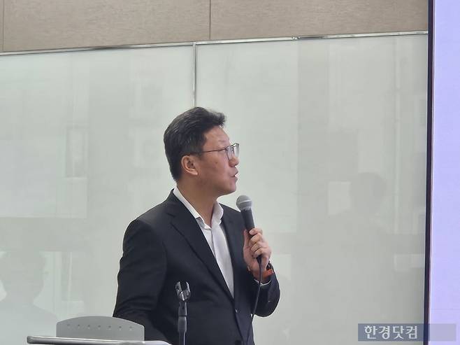 김희섭 SK텔레콤 PR 실장이 17일 오전 서울 중구 삼화타워에서 열린 일일브리핑에서 유심 교체 현황에 설명하고 있다. 사진=박수빈 기자