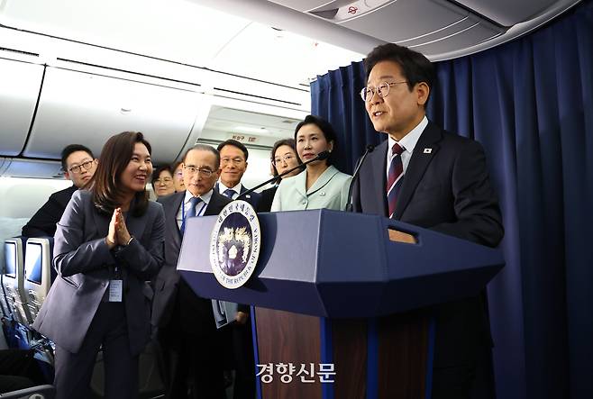 주요 7개국(G7) 정상회의 참석차 캐나다를 방문하는 이재명 대통령이 16일 공군 1호기에서 브리핑을 하고 있다. 김창길 기자