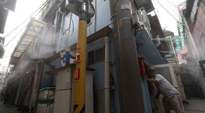 종로구 쪽방촌에 쿨링포그가 분사되고 있는 모습. 연합뉴스 자료사진.