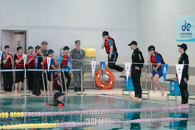 지난해 해군 해난구조대(SSU)에게 생존수영 교육을 받는 학생들 모습. 제주도교육청 제공