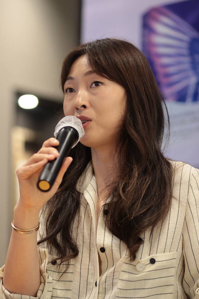 김주혜 작가가 17일 서울 나인트리 바이 파르나스 인사동에서 열린 <밤새들의 도시> 출간기념 기자간담회에서 질문에 답하고 있다. 연합뉴스