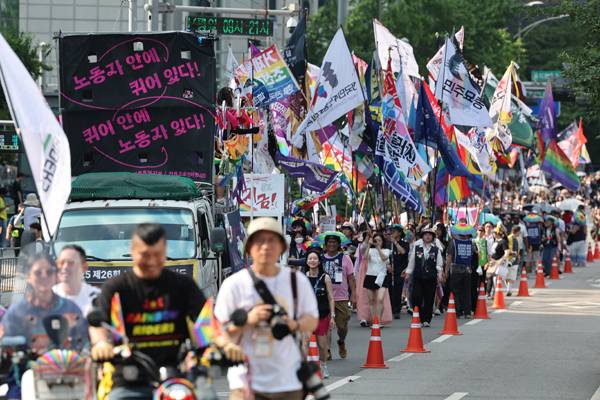 ▲ 6월14일 서울 종로구 종각역에서 제26회 퀴어퍼레이드 참가자들이 을지로 입구까지 행진하고 있다. ⓒ연합뉴스