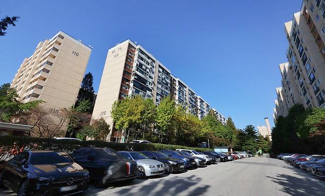 서울 강남구 압구정 2구역에 속하는 신현대아파트 전경. 매경DB