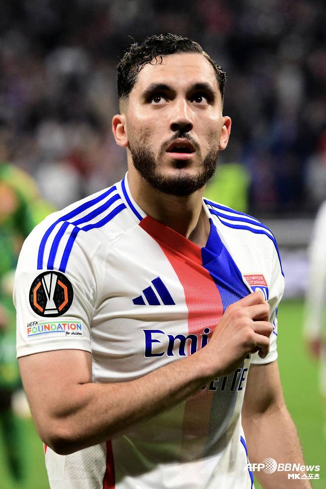 “이젠 맨체스터 시티의 일원이다. 맨체스터 유나이티드와의 라이벌전이 기다려진다. 올림피크 리옹에서 당했던 패배를 꼭 갚아주고 싶다. 맨유는 무조건 잡는다.” 맨시티가 공들여 영입한 ‘프랑스 특급’ 라얀 셰르키(21)의 얘기다. 사진=AFPBBNews=News1