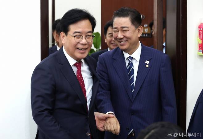 (서울=뉴스1) 이재명 기자 = 김병기 더불어민주당 대표 직무대행 겸 원내대표가 17일 오후 서울 여의도 국회에서 송언석 국민의힘 원내대표를 예방하고 있다. (공동취재) 2025.6.17/뉴스1 Copyright (C) 뉴스1. All rights reserved. 무단 전재 및 재배포, AI학습 이용 금지. /사진=(서울=뉴스1) 이재명 기자