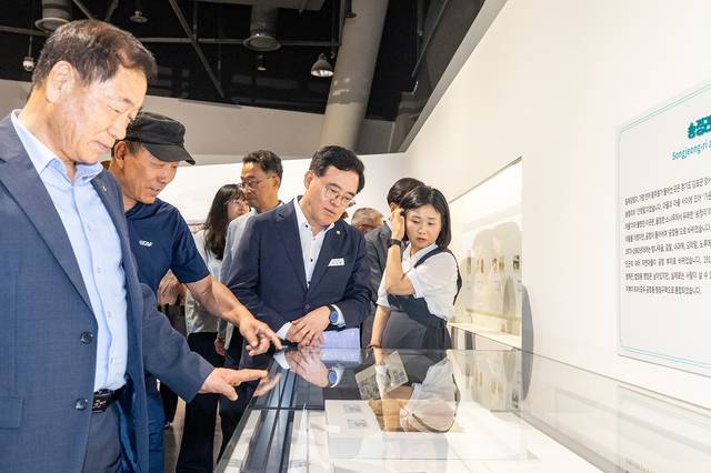 진교훈 서울 강서구청장(오른쪽 두 번째)이 국립항공박물관에서 ‘김포공항과 더불어 살아온 사람들’이라는 주제로 열린 ‘공항과 마을’ 특별전을 관람하고 있다. 강서구청 제공
