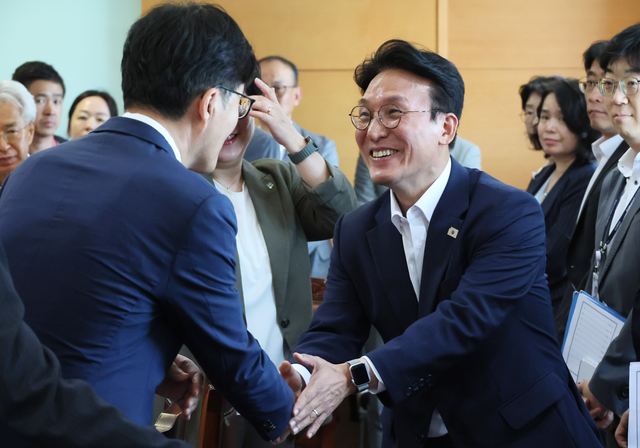 김민석(앞줄 오른쪽) 국무총리 후보자가 17일 오전 서울 종로구 통의동 금융감독연수원에 마련된 청문회 준비단 사무실에서 열린 사회분야 부처 업무보고에 참석하며 인사를 나누고 있다. 연합뉴스