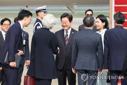 이재명 대통령, 주한캐나다대사와 인사 (성남=연합뉴스) 한상균 기자 = 주요 7개국(G7) 정상회의에 참석하는 이재명 대통령이 김혜경 여사와 16일 성남 서울공항 공군 1호기에 탑승하기 앞서 타마라 모휘니 주한캐나다대사와 인사하고 있다. 2025.6.16 xyz@yna.co.kr