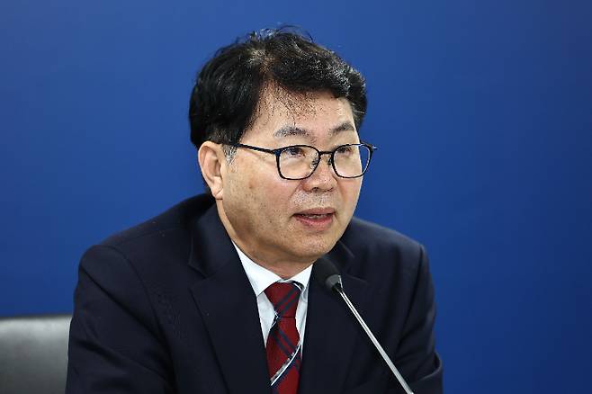 국정기획위원회 이한주 위원장이 16일 서울 종로구 정부서울청사 창성동 별관에서 열린 1차 전체 회의에서 발언하고 있다. 연합뉴스