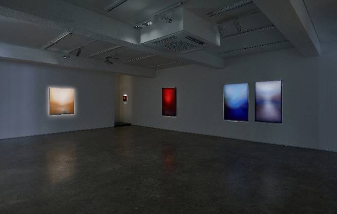 전시장 2층은 독일 프리미엄 브랜드 'ERCO(에르코)'의 조명이 전시 공간에 더해져 작품마다 포커싱한 조명으로 집중도를 높인 시각적 연출 효과를 냈다. 김리아갤러리 제공