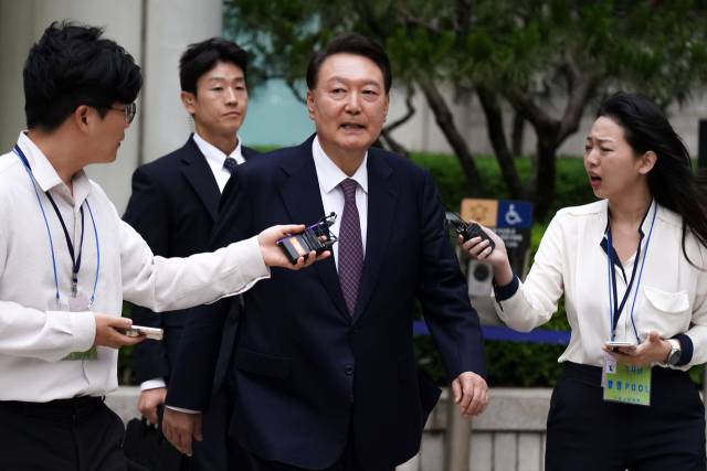 ▲윤석열 전 대통령이 16일 서울 서초구 서울중앙지방법원에서 열린 내란 우두머리 혐의·직권남용 권리행사 방해 혐의 사건 7차 공판을 마치고 취재진의 질문을 받으며 법원을 나서고 있다. ⓒ연합뉴스