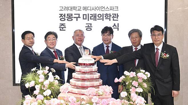 정몽구 미래의학관 준공식 참석한 정의선 회장