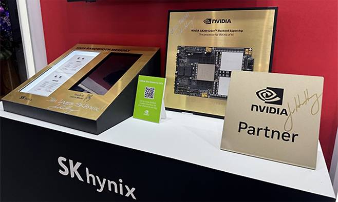 젠슨 황 엔비디아 CEO가 지난 5월 20일 대만 타이베이 난강 전시관에서 열린 '컴퓨텍스 2025'에서 SK하이닉스 부스를 찾아 전시된 엔비디아 파트너 사인을 남겼다. 연합뉴스