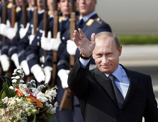 2007년 6월 독일에서 열린 G8 정상회의에 참석한 블라디미르 푸틴 러시아 대통령이 의장대를 사열한 뒤 환영객들에게 손을 흔들어 인사하고 있다. 세계일보 자료사진