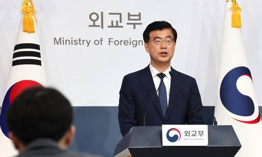 이재웅 외교부 대변인이 17일 서울 종로구 외교부 청사에서 열린 정례브리핑에서 이스라엘과 이란 간 무력 공방이 지속됨에 따라 이날 오늘 13시부터 이란 내 기존 특별여행주의보 발령 지역에 대해 여행경보 3단계를 발령한다고 밝히고 있다. 뉴스1