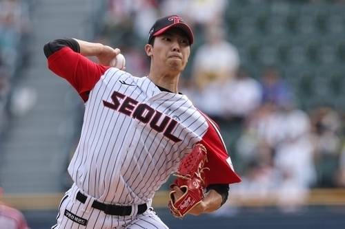 LG 트윈스 이정용이 2023년 7월 2일 서울 잠실야구장에서 열린 2023 KBO리그 정규시즌 KIA 타이거즈와의 홈 경기에서 공을 던지고 있다. 연합뉴스