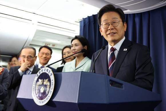 G7 정상회의 순방 기내 기자간담회 하는 이재명 대통령 - 이재명 대통령이 16일(현지 시간) 주요 7개국(G7) 정상회의 참석을 위해 캐나다 앨버타주 캘거리로 향하는 공군 1호기에서 기자간담회를 하고 있다. 2025.06.17. 뉴시스