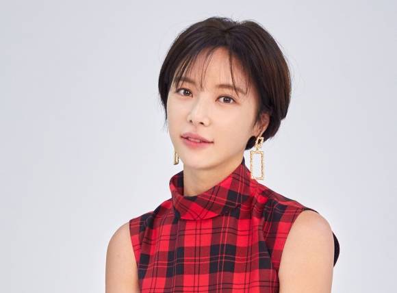 배우 황정음. 와이원 엔터테인먼트