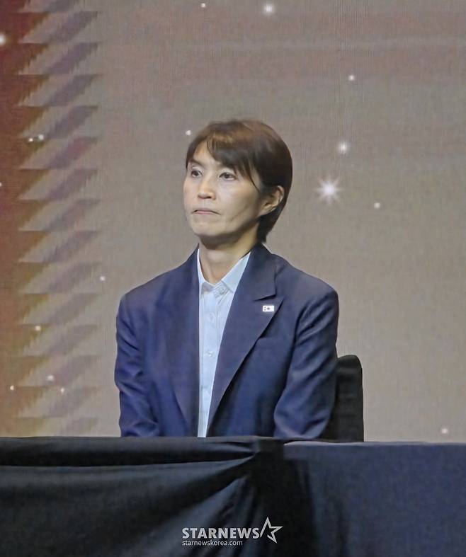 16일 서울 여의도 글래드 호텔에서 진행된 2024~2025 V리그 통합우승 축승연 전 간담회에 참석한 흥국생명 요시하라 도모코 감독. /사진=김명석 기자
