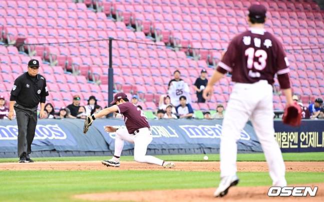 15일 두산전에서 포구를 실패하고 있는 키움 송성문(가운데).