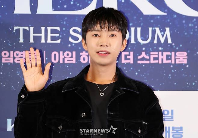 (서울=뉴스1) 김진환 기자 = 가수 임영웅이 22일 오후 서울 CGV 용산아이파크몰에서 열린 '임영웅│아임 히어로 더 스타디움' 무대인사에 참석해 포즈를 취하고 있다. 임영웅의 지난 5월 서울월드컵경기장 공연 실황과 뒷 이야기를 담은 '임영웅│아임 히어로 더 스타디움'은 오는 28일 CGV에서 단독 개봉한다. 2024.8.22/뉴스1 Copyright (C) 뉴스1. All rights reserved. 무단 전재 및 재배포, AI학습 이용 금지. /사진=(서울=뉴스1) 김진환 기자