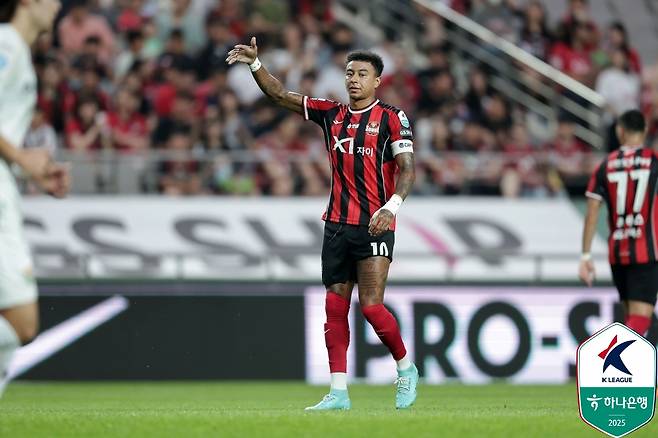 경기 중 손짓하는 제시 린가드의 모습. /사진=한국프로축구연맹 제공