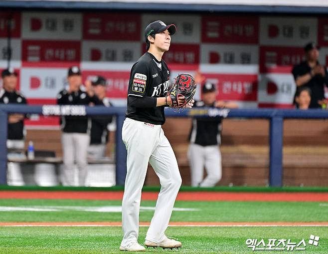 23일 오후 서울 구로구 고척스카이돔에서 열린 '2025 신한 SOL Bank KBO리그' KT 위즈와 키움 히어로즈의 경기, 5회말 수비를 마친 KT 오원석이 더그아웃으로 향하고 있다. 엑스포츠뉴스 DB