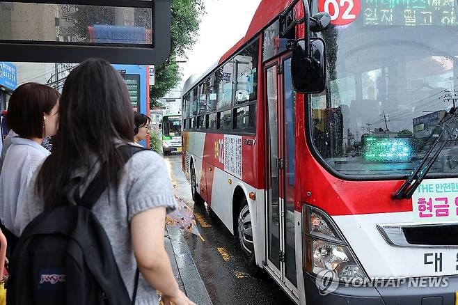 하염없이 버스 기다리는 시민들 (광주=연합뉴스) 김혜인 기자 = 광주 시내버스 파업이 9일째 이어진 16일 광주 북구 운암동 경신여고 버스정류장에서 시민들이 버스를 기다리고 있다. 2025.6.16 in@yna.co.kr