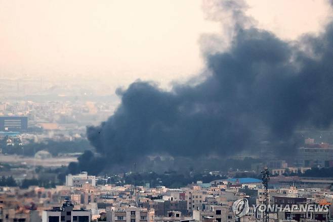 이란 수도 테헤란에서 피어오르는 연기 (테헤란 AFP=연합뉴스) 16일(현지시간) 이스라엘 공습으로 연기 피어오르는 테헤란 시내. 2025.06.17