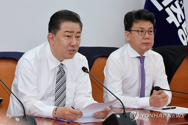 원내대책회의 주재하는 김병기 원내대표 (서울=연합뉴스) 김주성 기자 = 더불어민주당 김병기 당대표 직무대행 겸 원내대표가 17일 서울 여의도 국회에서 열린 원내대책회의에서 발언하고 있다. 2025.6.17 utzza@yna.co.kr
