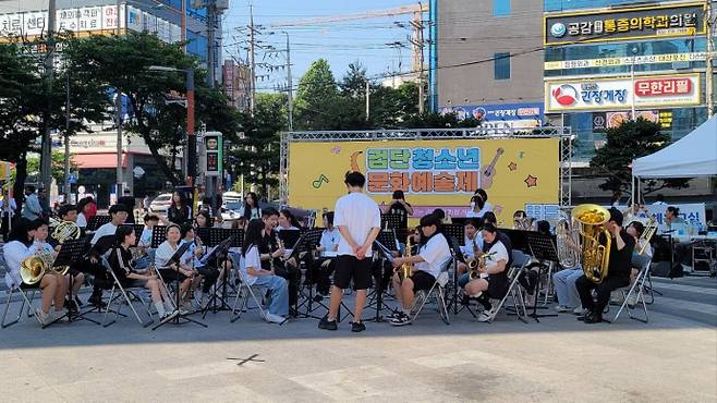지난 14일 인천 서구 검단사거리역 광장에서 열린 '검단 청소년 문화예술제'에서 청소년들의 오케스트라 공연이 펼쳐지고 있다. 사진=서구의회