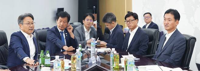 강기정 광주시장(맨 왼쪽)이 지난 17일 오후 서울 금호타이어 본사를 방문해 정일택 금호타이어 대표 등과 면담을 하고 있다 /광주시 제공