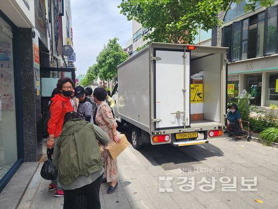 ▲ 17일 낮 12시30분께 찾은 울산 중구 성남동 일대. 길 한쪽을 가득 메운 인파에 인근을 지나던 차량과 보행자들이 불편을 호소했다.