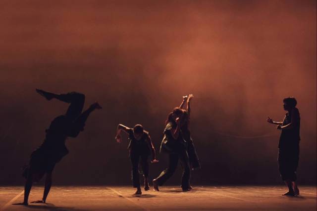 경희댄스시어터의 신작 공연 ‘낭만의 땅’이 오는 21~22일 부산 부산진구 부산시민공원 사랑채(백산홀)에서 관객을 맞는다. 사진은 '수선되는 밤' 공연 모습. 경희댄스시어터 제공