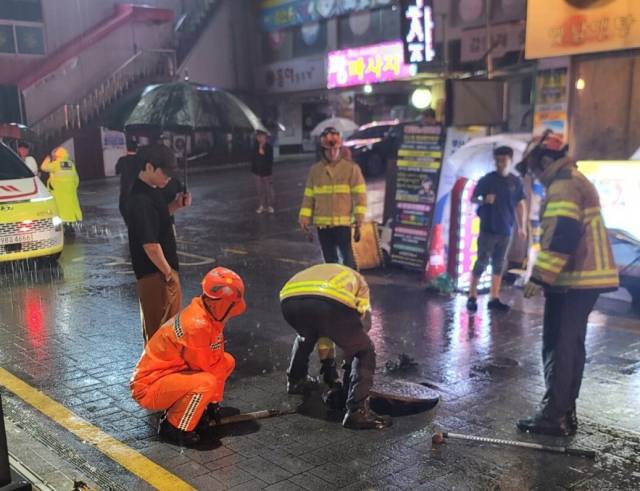 소방 당국이 지난 14일 오전 부산 연제구 연산동 한 거리에서 맨홀을 정비하는 모습. 부산소방재난본부 제공