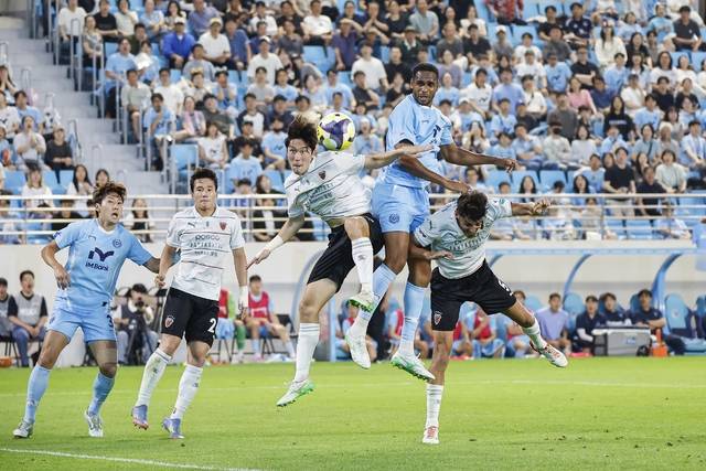 17일 대구FC와 포항스틸러스의 K리그1 2025 19라운드 경기에서 에드가 선수(오른쪽 두 번째)가 후반에 동점골이 될 헤더를 시도하고 있다. 대구FC 제공