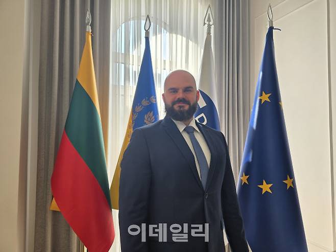 베나스 알다카우스카스 특별수사처 반부패교육국장이 22일 리투아니아 빌뉴스 사무실에서 이데일리와 인터뷰하고 있다. (사진=이지은 기자)