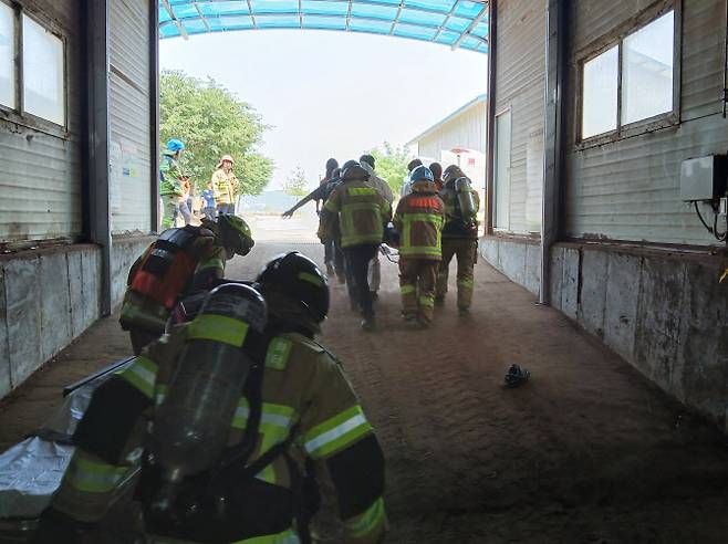 소방대원들이 18일 오전 11시35분께 인천 강화군 선원면 가축분뇨공공처리시설 퇴비동에서 환자를 구조하고 있다. (사진 = 인천소방본부 제공)