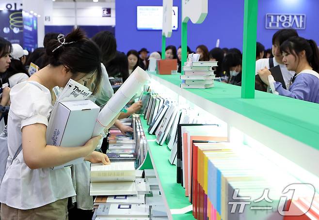 18일 오전 서울 강남구 삼성동 코엑스에서 열린 2025 서울국제도서전을 찾은 관람객들이 민음사 부스를 둘러보고 있다. 2025.6.18/뉴스1 ⓒ News1 박정호 기자
